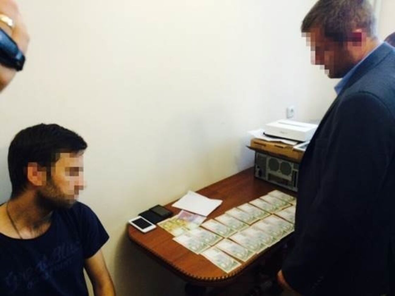 По данным СБУ, задержанный офицер недавно прошел тестирование и собеседование на должность следователя-детектива Национального антикоррупционного бюро