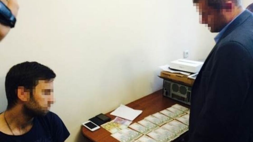 По данным СБУ, задержанный офицер недавно прошел тестирование и собеседование на должность следователя-детектива Национального антикоррупционного бюро