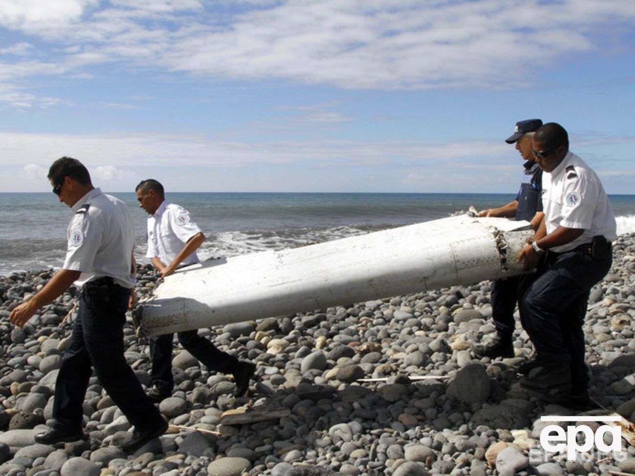 Поиски рейса MH370: в Индийском океане нашли обломок самолета Boeing и чемодан. Фоторепортаж
