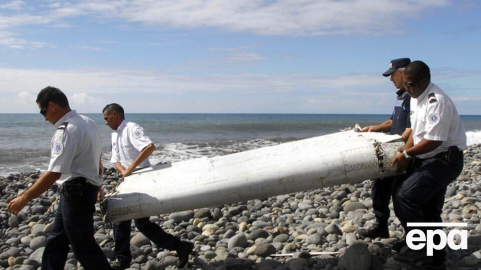 Поиски рейса MH370: в Индийском океане нашли обломок самолета Boeing и чемодан. Фоторепортаж