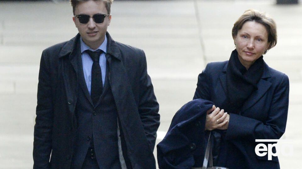 Вдова Александра Литвиненко, Марина Литвиненко и ее сын Анатолий возле Высокого суда Лондона