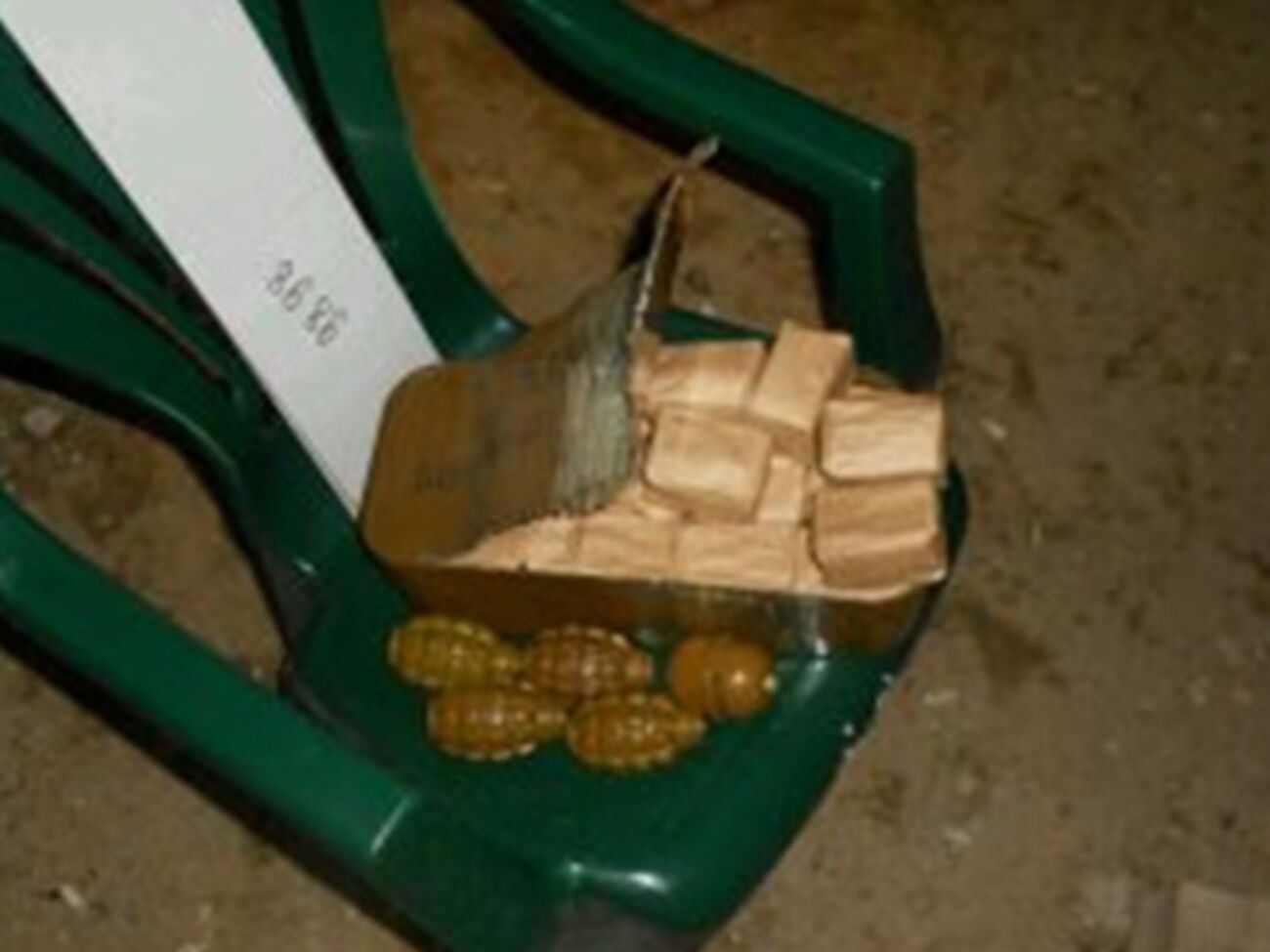 Военнослужащий пытался провезти через блокпост патроны и гранаты