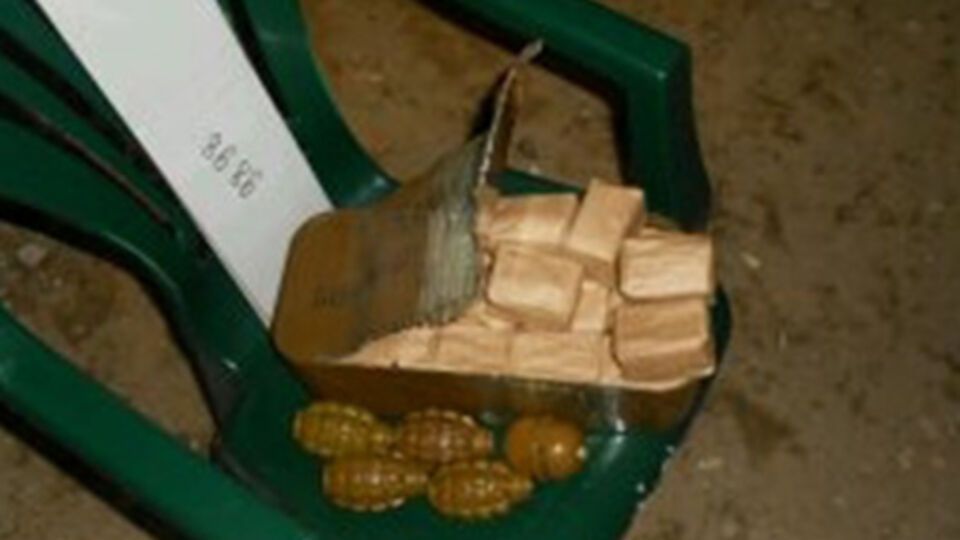 Военнослужащий пытался провезти через блокпост патроны и гранаты