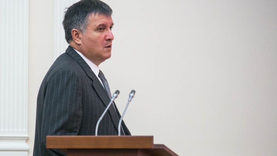 Арсен Аваков заявил, что будет обращаться к президенту перевести армию только на контракт