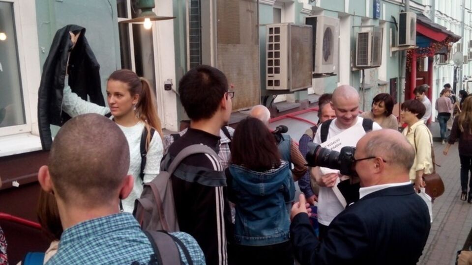 Организаторы и участники благотворительного аукциона в поддержку украинских политзаключенных не могут попасть в помещение