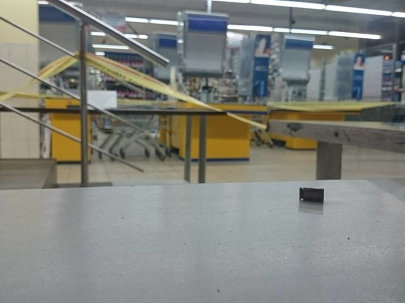 В супермаркете АТБ на подоконнике после недавней стрельбы можно увидеть гильз