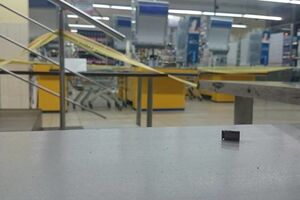 В супермаркете АТБ на подоконнике после недавней стрельбы можно увидеть гильз