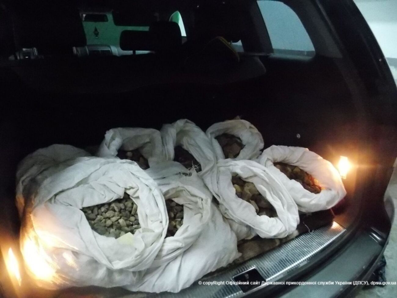 Госпогранслужба: Пакеты с янтарем были обнаружены в багажниках автомобилей
