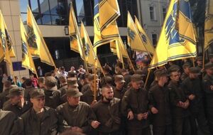 Бойцы "Азова" у входа в здание Государственной фискальной службы