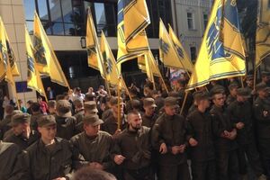 Бойцы "Азова" у входа в здание Государственной фискальной службы