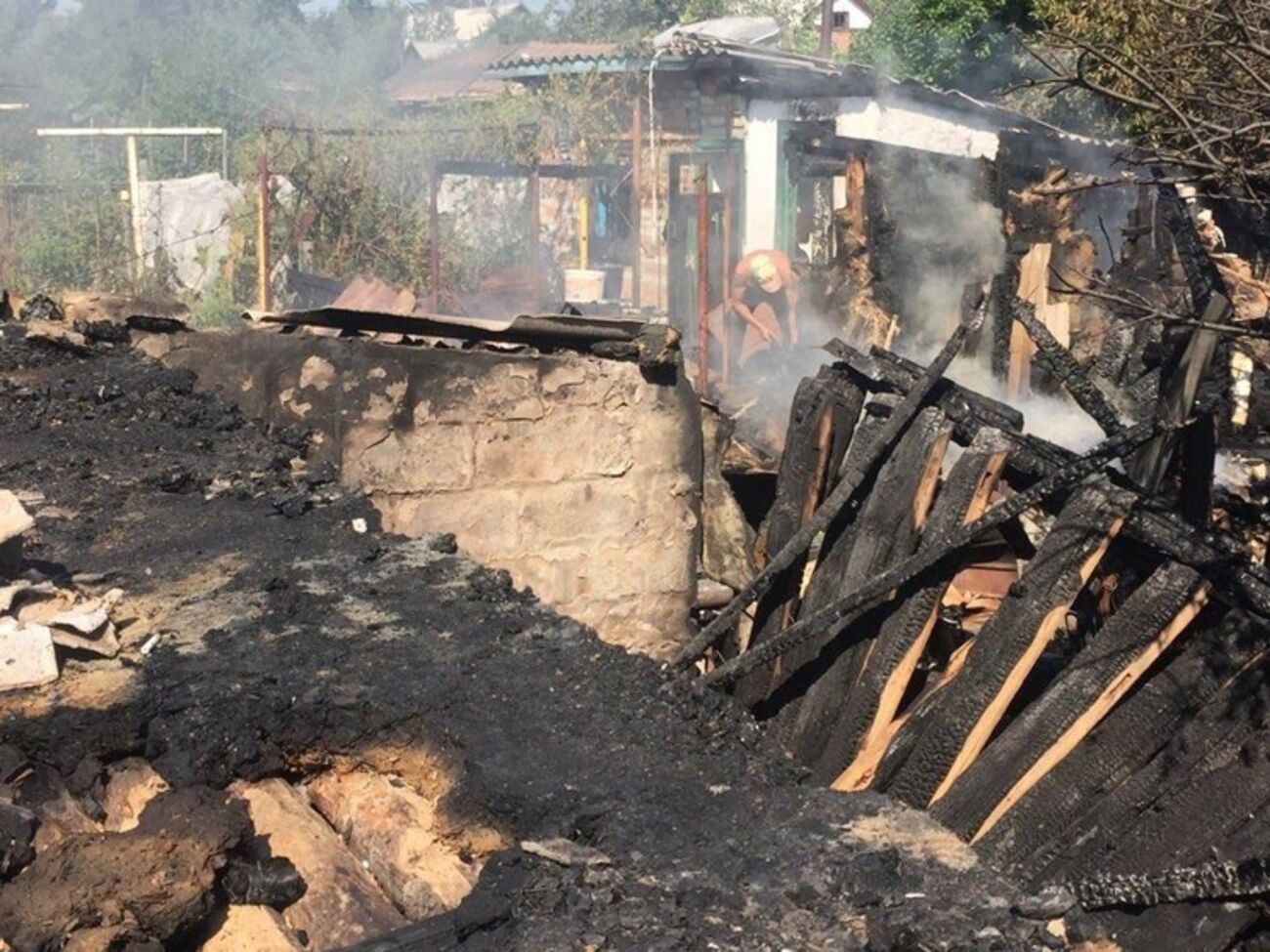 Тошковка ночью подверглась обстрелу, в поселке сгорели несколько домов