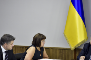 Как сообщила пресс-служба, Петр Порошенко (справа) рассказал Кристин Лагард о проведении реформ в Украине