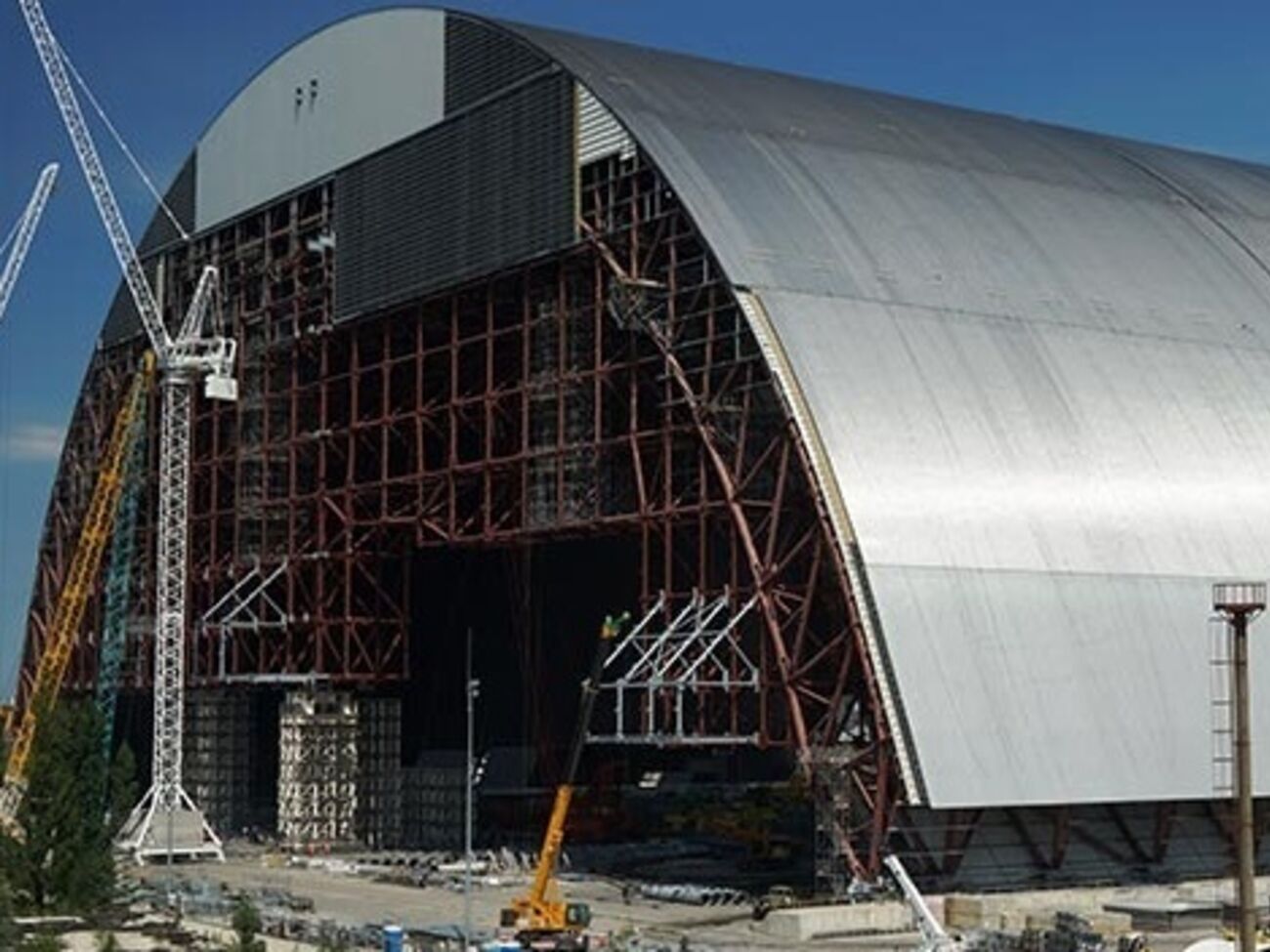 Работы над новым саркофагом на ЧАЭС продвигаются