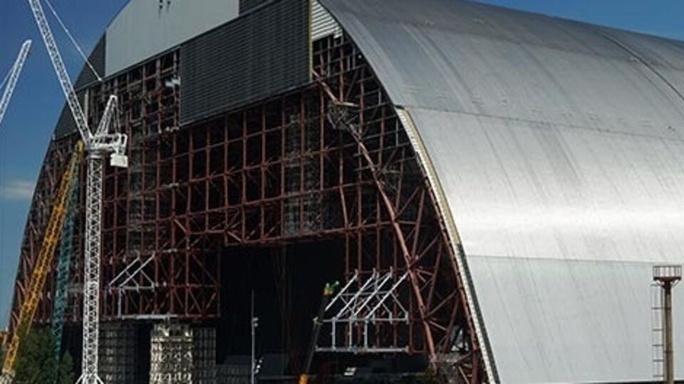 Работы над новым саркофагом на ЧАЭС продвигаются