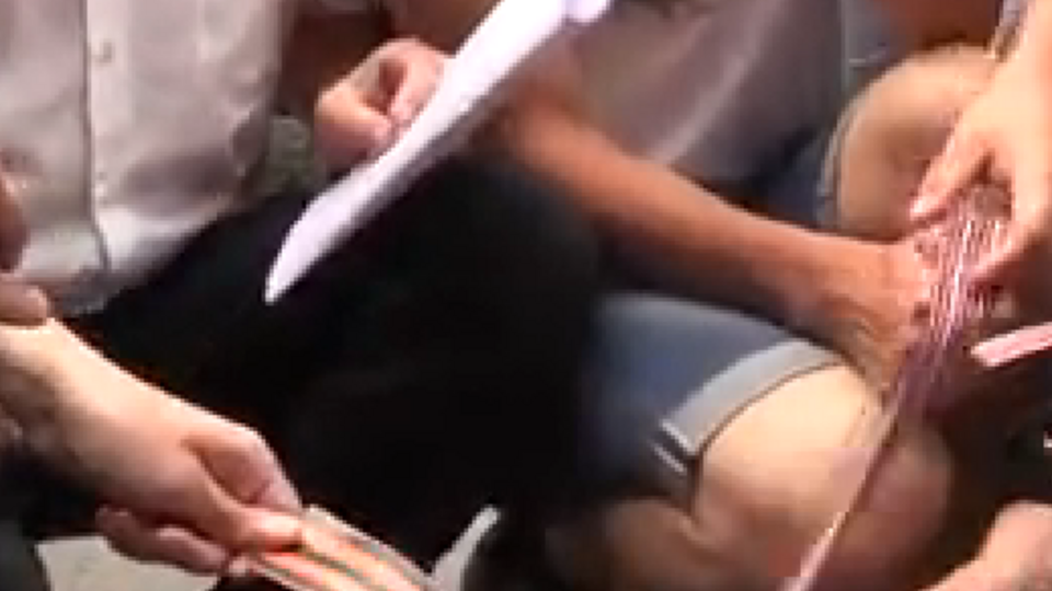 В Киеве под белорусским посольством требовали "раздавить рашистскую гадину" и сожгли георгиевские ленты. Видео