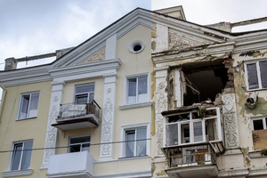 Дом на центральной площади Краматорска год назад и сейчас