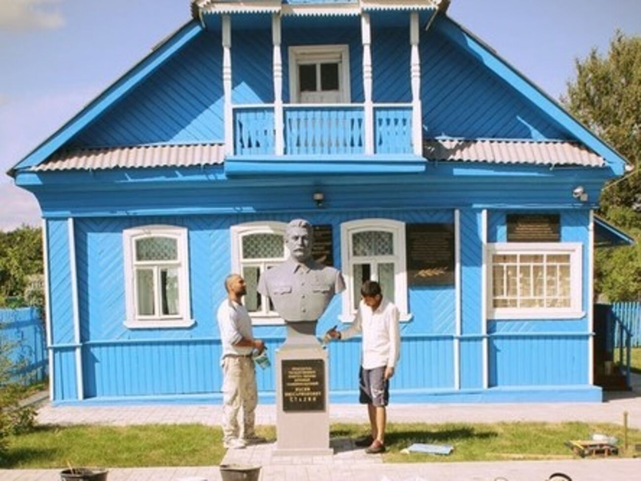 Перед зданием музея установлен бюст Сталина