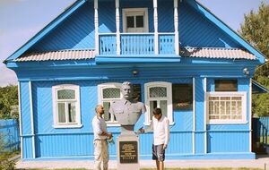 Перед зданием музея установлен бюст Сталина