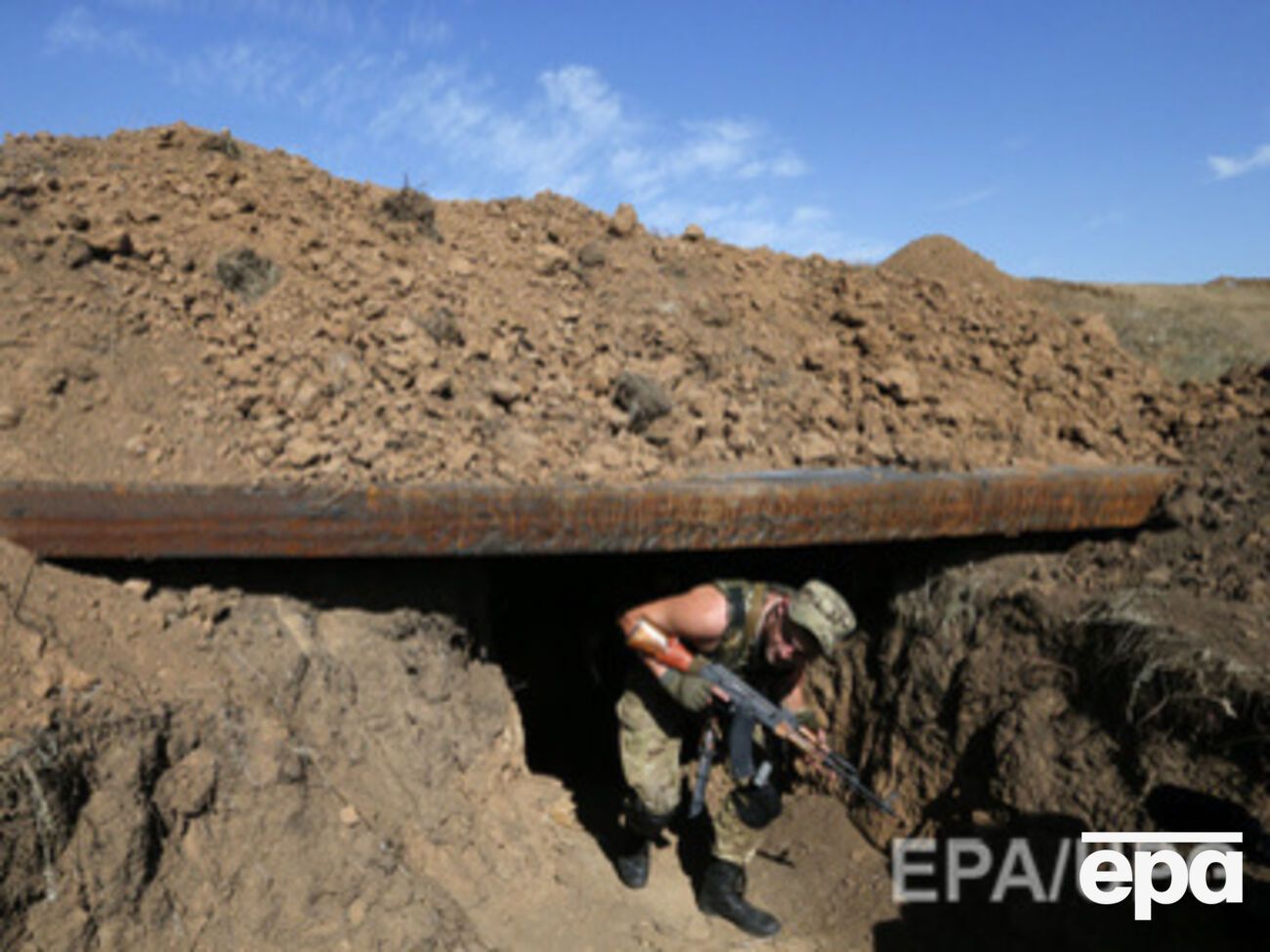 Украинских военных продолжают обстреливать из крупнокалиберного вооружения