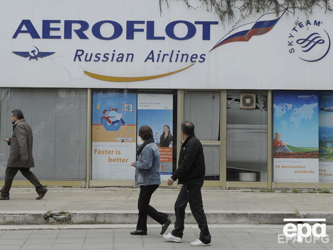 В российской авиакомпании "Победа" заявили, что тратят до 100 тыс. рублей, чтобы отодрать одну жвачку и привести в нормальное состояние оборудование