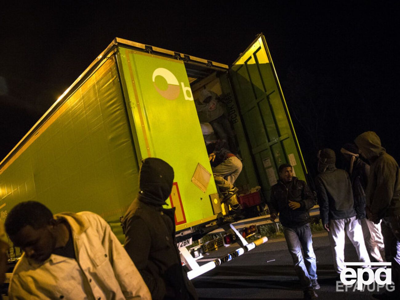 Мигранты в Кале взламывают машину