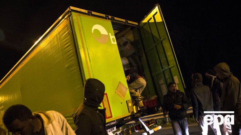 Мигранты в Кале взламывают машину