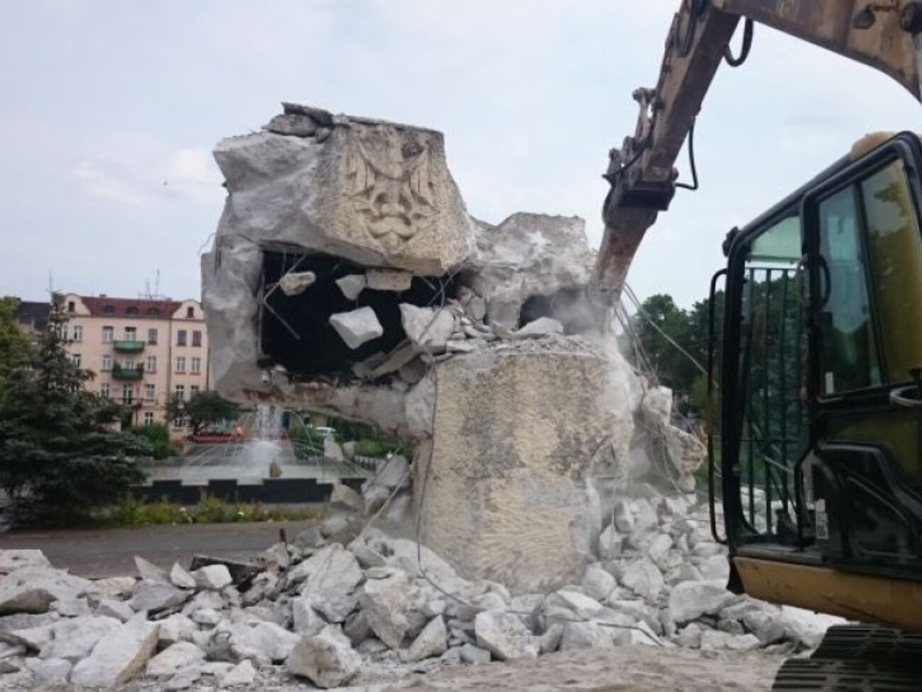 Памятник открыли в 1967 году, на нем были высечены фигуры двух советских солдат со звездами на шлемах и одного польского солдата с орлом