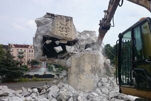 Памятник открыли в 1967 году, на нем были высечены фигуры двух советских солдат со звездами на шлемах и одного польского солдата с орлом