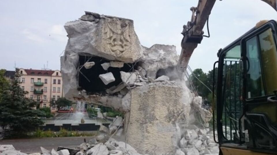 Памятник открыли в 1967 году, на нем были высечены фигуры двух советских солдат со звездами на шлемах и одного польского солдата с орлом