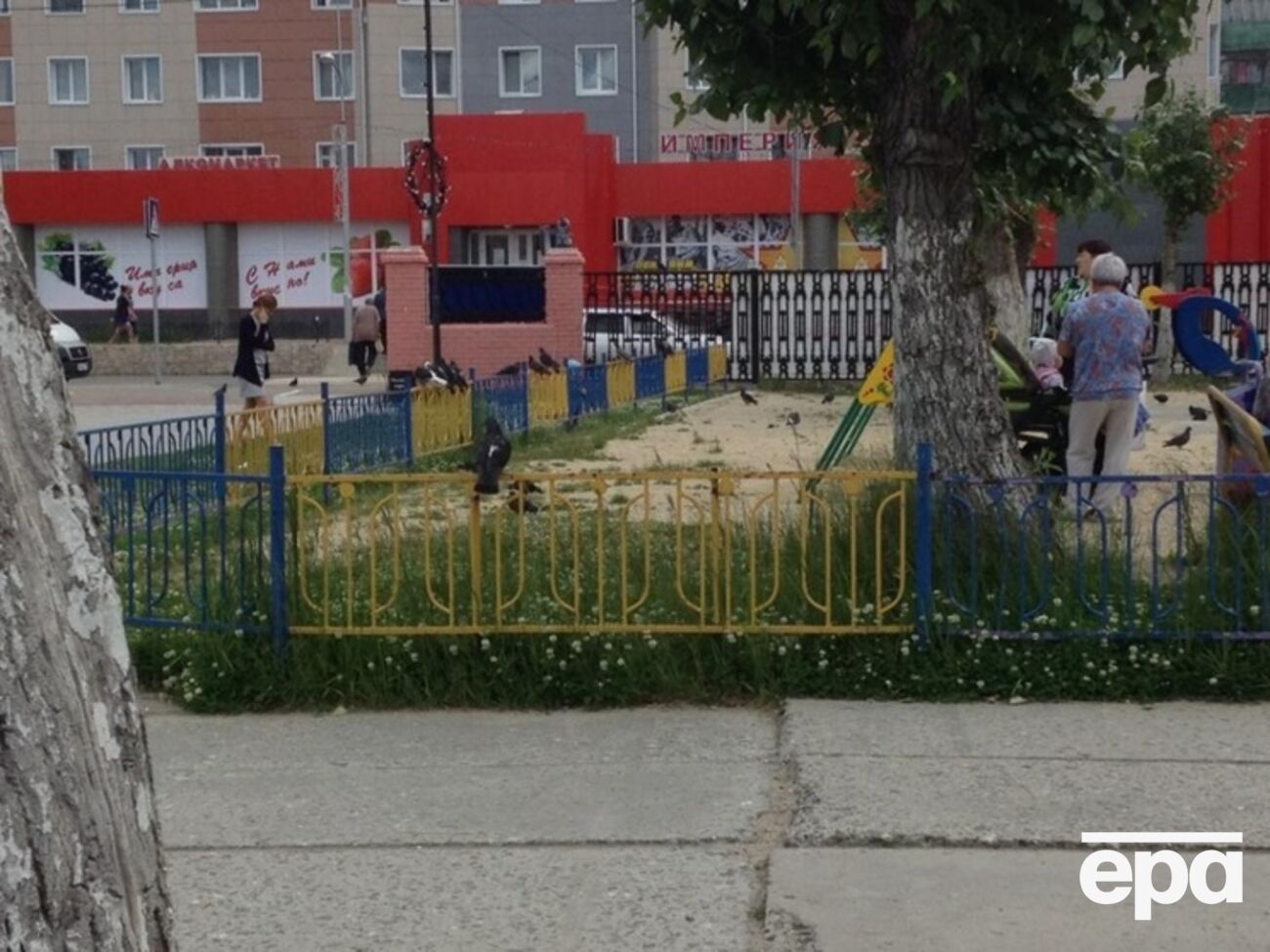 "Бандеровский" забор на детской площадке в Югорске