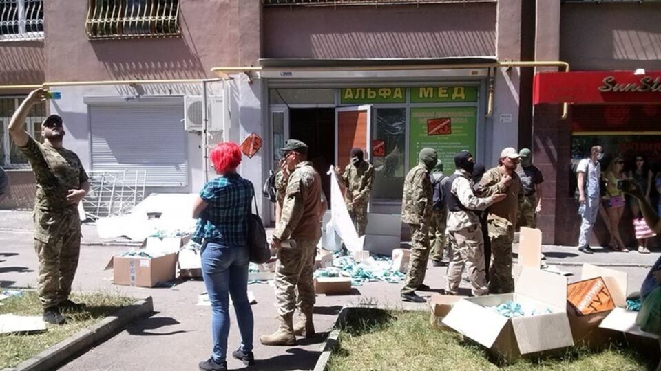 Харьковские активисты прикрыли точку по продаже наркотических препаратов, расположенную неподалеку от средней школы и детского сада