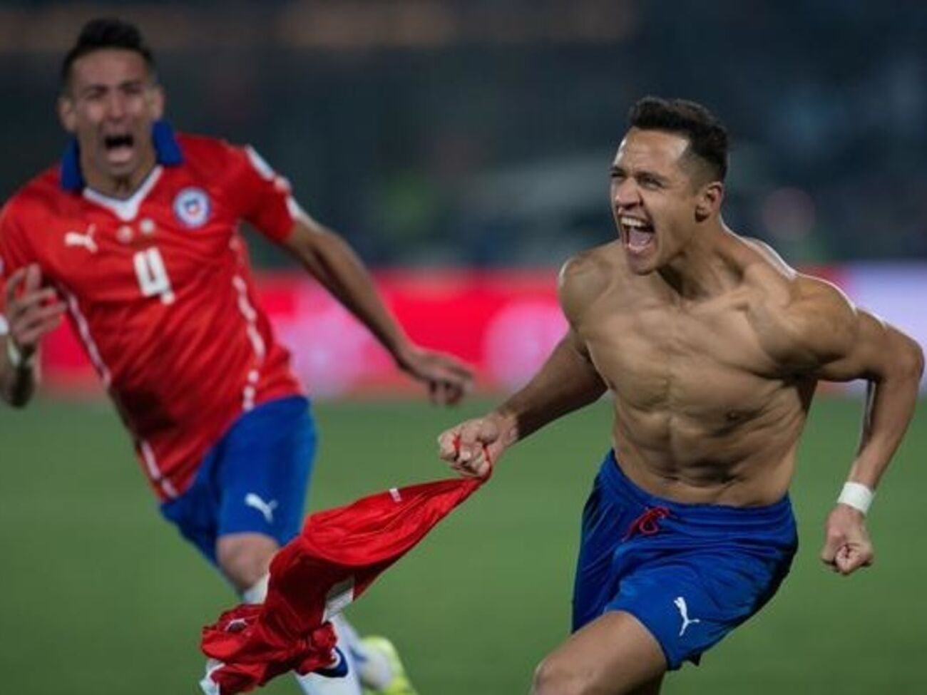 Игрок чилийцев Алексис Санчес празднует забитый мяч и победу своей сборной