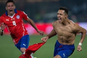 Игрок чилийцев Алексис Санчес празднует забитый мяч и победу своей сборной