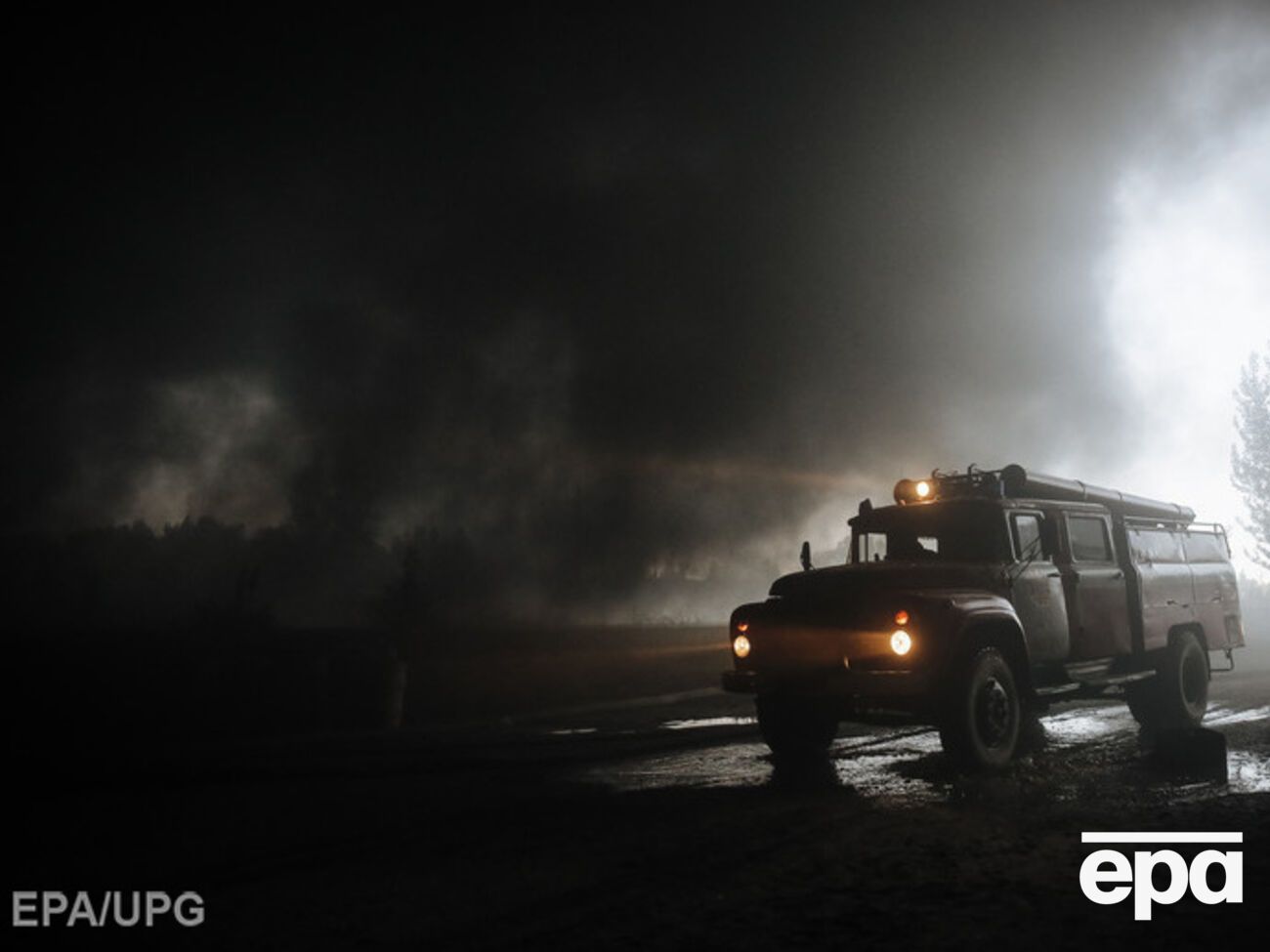 Спасатели продолжают тушение тлеющего торфа