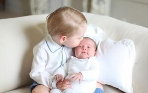 Принц Джордж со своей сестрой --- принцессой Шарлоттой