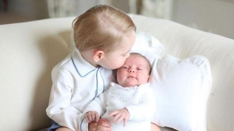 Принц Джордж со своей сестрой --- принцессой Шарлоттой