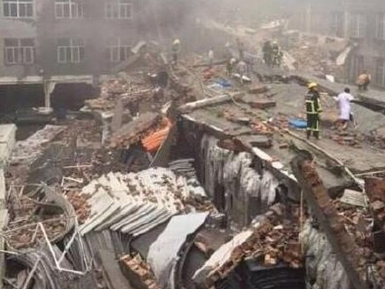 В настоящее время причины обрушения выясняются