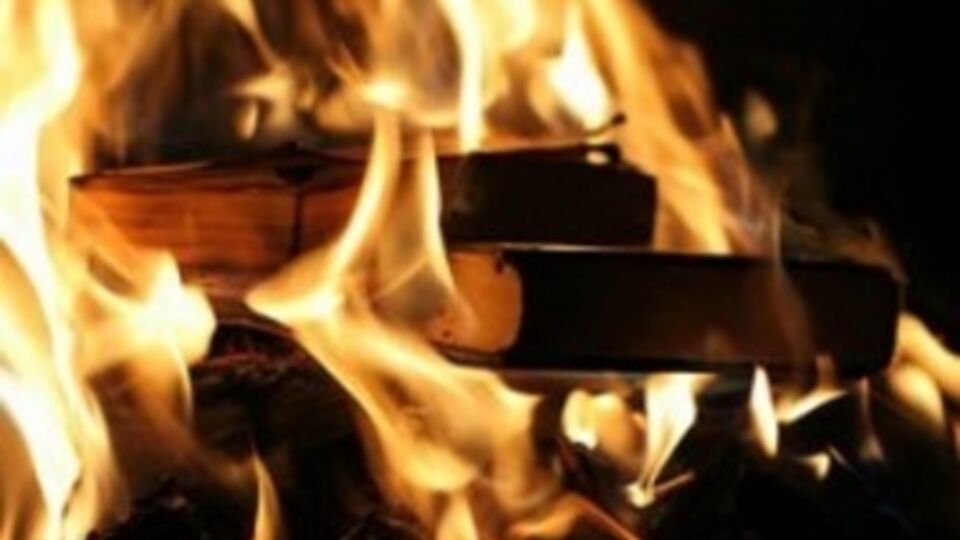 СМИ: По словам одного из подростков, книги два дня сушили, чтобы они лучше горели