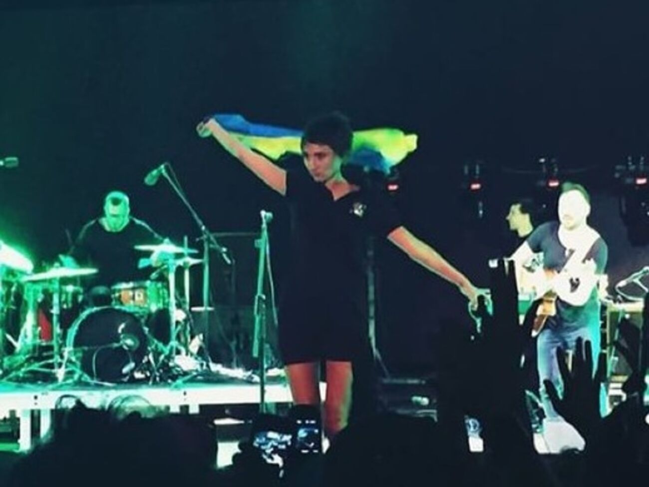 Украинский фанат заявил, что поднятие флага Земфирой не было запланированным