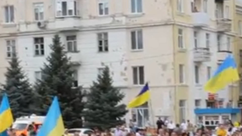 В годовщину освобождения Краматорска несколько тысяч жителей города исполнили гимн Украины. Видео