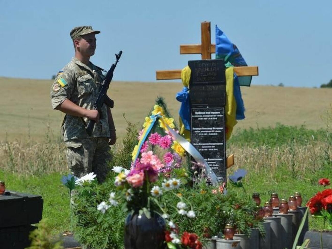 В годовщину освобождения Славянска от боевиков на горе Карачун возложили цветы к мемориалу украинским бойцам