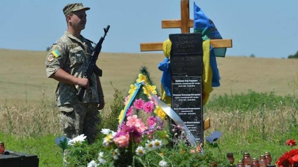 В годовщину освобождения Славянска от боевиков на горе Карачун возложили цветы к мемориалу украинским бойцам