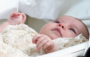 После крещения принцессы Шарлотты семья герцога и герцогини Кембриджских впервые появилась на публике в полном составе. Фоторепортаж