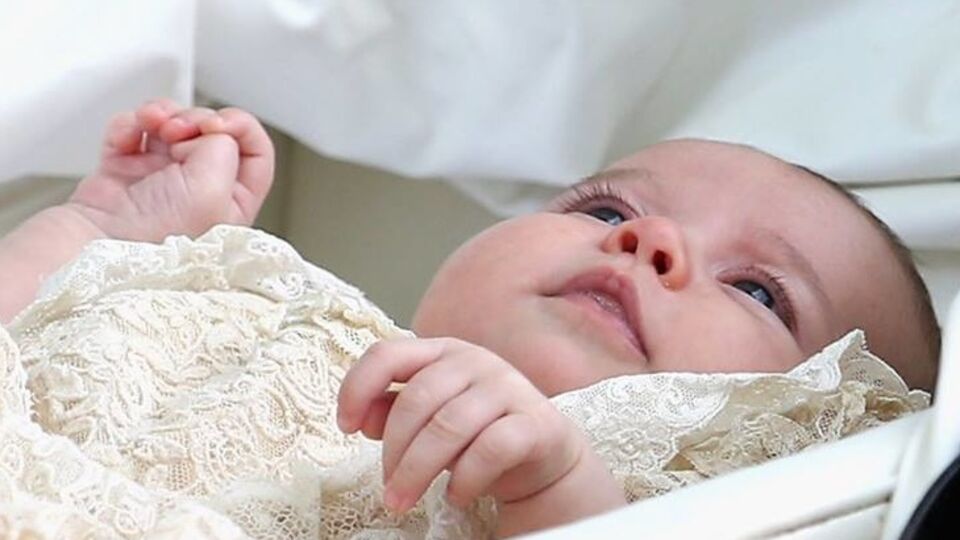 После крещения принцессы Шарлотты семья герцога и герцогини Кембриджских впервые появилась на публике в полном составе. Фоторепортаж