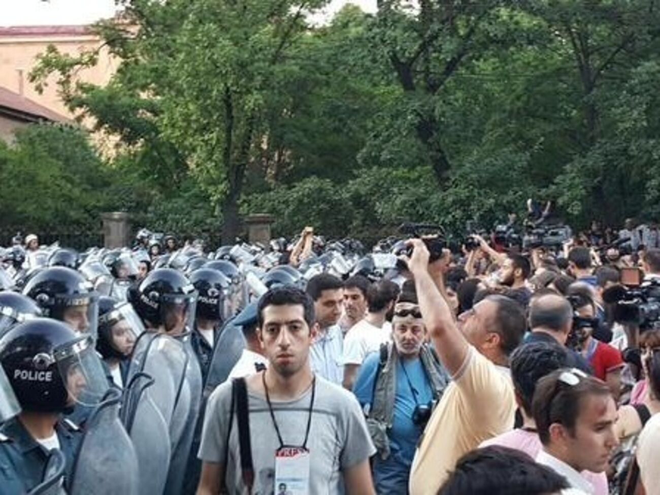 Полиция задерживает участников акции протеста в Ереване