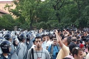Полиция задерживает участников акции протеста в Ереване