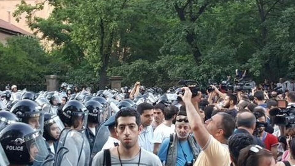 Полиция задерживает участников акции протеста в Ереване