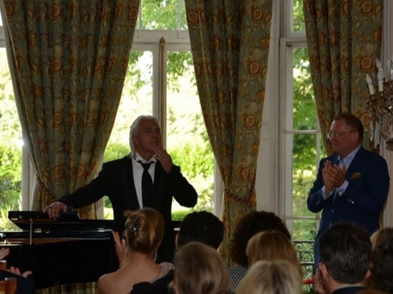 Хворостовский устроил концерт в российском посольстве