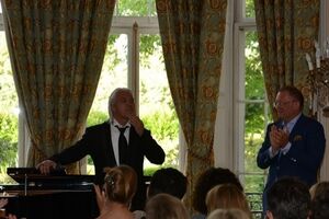 Хворостовский устроил концерт в российском посольстве