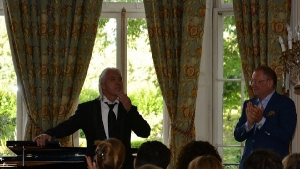 Хворостовский устроил концерт в российском посольстве